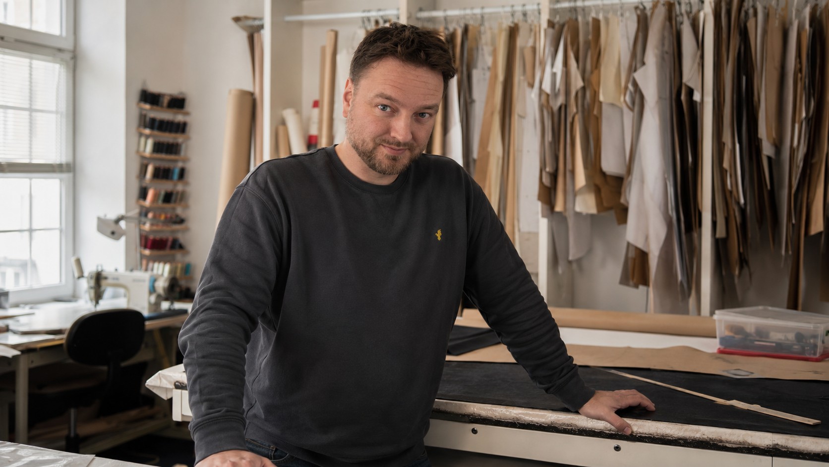 Tobias Ritter im Atelier von RIMO Fashion in Solingen